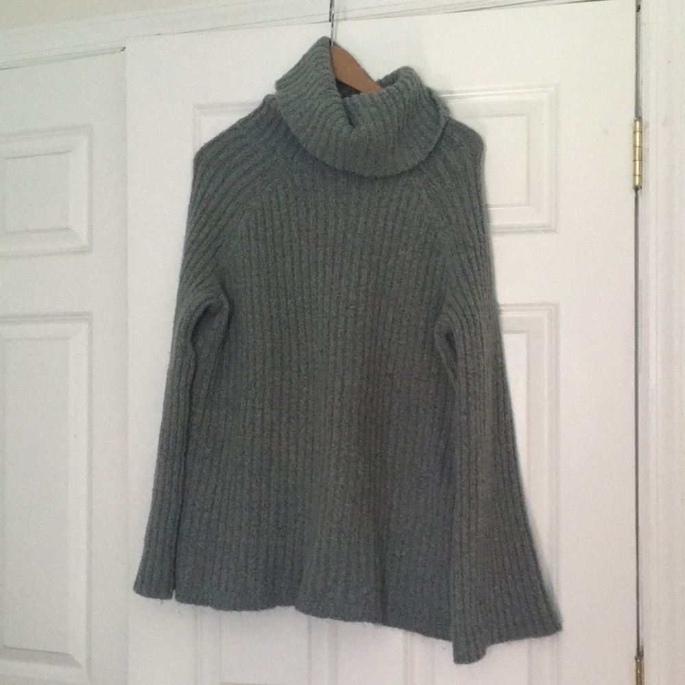 Simply Vera Wang (XL) seafoam Turtleneck with Bell sleeves